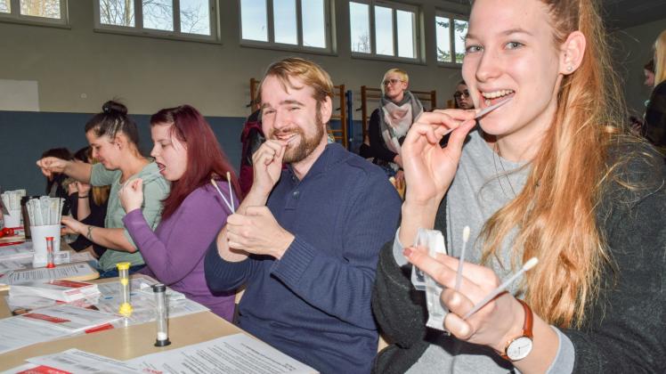 Als Stammzell-Spender lassen sich Clara Hoedt und Erik Allisat (v.r.) in der Beruflichen Schule Gesundheit registrieren. Schüler der drei Standorte der Beruflichen Schule sind an zwei Tagen dabei.