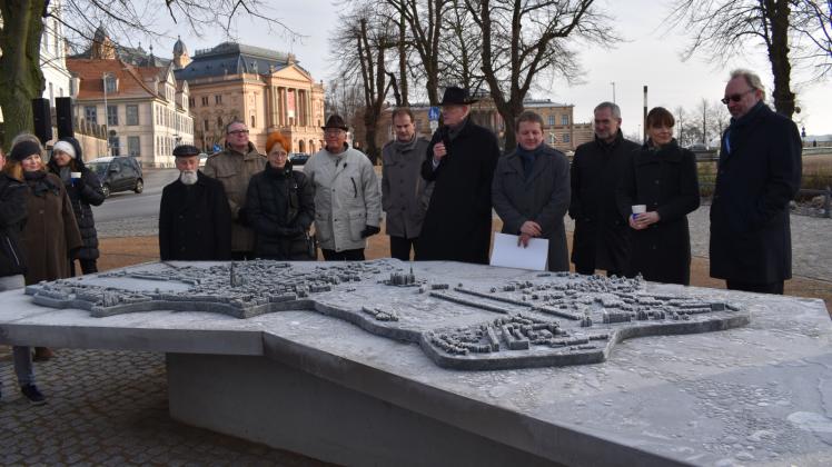 Offizielle Schenkung: Vereinschef Norbert Rethmann (M.) übergibt das Bronzerelief an die Landeshauptstadt. 