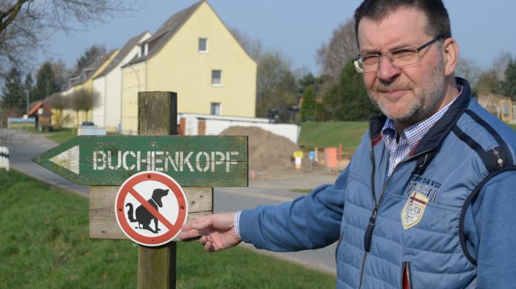 Mit diversen Aktionen, wie hier der Aufstellung eines Verbotsschildes, versucht Bürgermeister Karl-Heinold Buchholz seine Gemeinde aktiv mit zu gestalten.