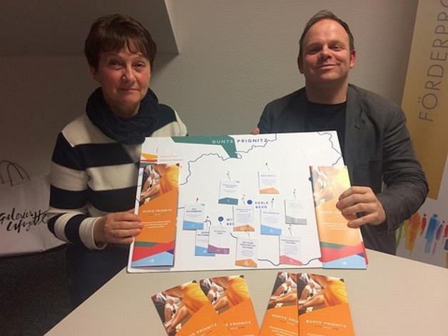 Angelika Hahn (l.) und Christian Kube mit der Karte der bisherigen Integrations-Aktivitäten im Landkreis. 