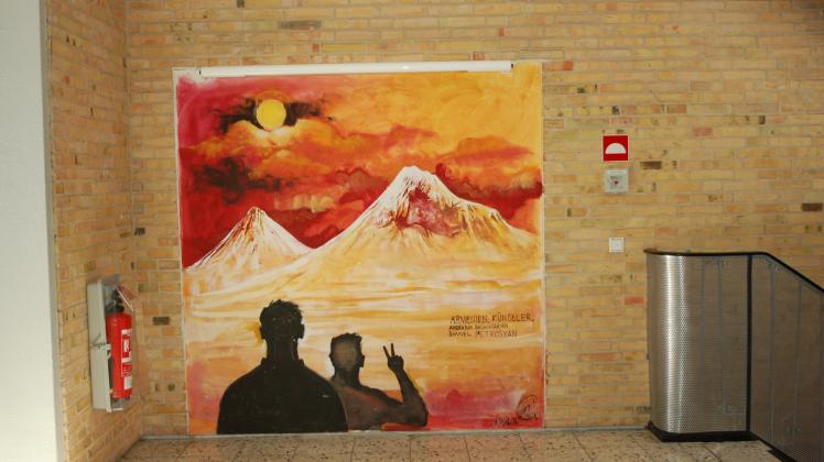 In der Boostedter Erstaufnahme leben aktuell 1369 Flüchtlinge. Die Bilder in den Fluren stammen von Flüchtlingen, dieses hat ein Künstler aus Armenien gemalt.