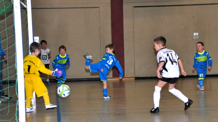Auch die kleinsten Kicker sind in diesem Jahr wieder beim 05er-Cup dabei. So die Bambini des BSV Veritas Wittenberge (in blau, hier beim Cup 2018 gegen Zaatzke). 