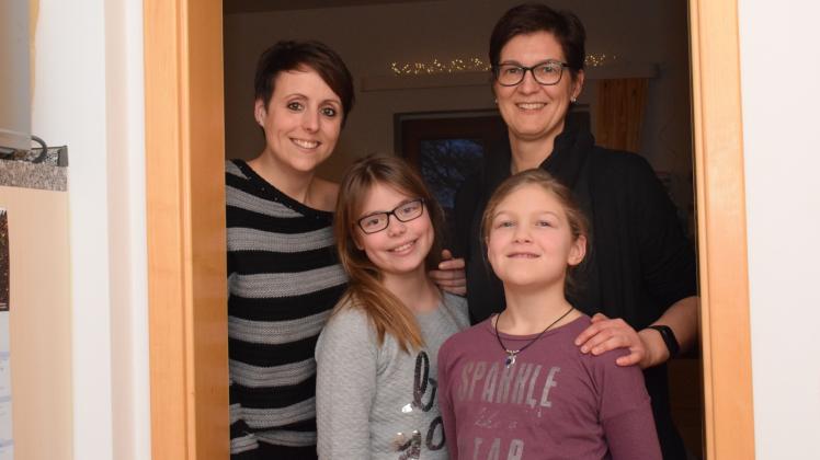 Der Kontakt kam nach dem Bericht unserer Zeitung zustande: Christine Braune (v.l.) mit Tochter Hanna und Frieda mit ihrer Mutter Andrea Neumann sind mittlerweile Freundinnen geworden. 