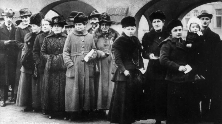 Das erste Mal:Frauen stehen am 19. Januar 1919 in einer Schlange vor einem Wahllokal.