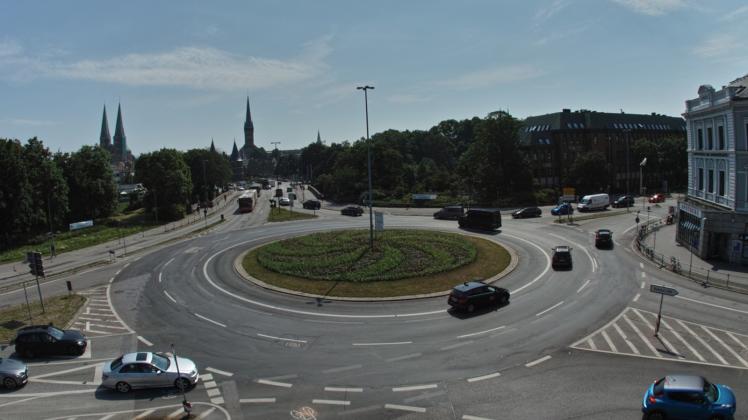 Unfallschwerpunkt in Lübeck: Der Lindenplatz soll eine rot unterlegte Fahrspur für Radfahrer erhalten. Das jedenfalls wünschen sich die Mitglieder der Lübecker Bürgerschaft.