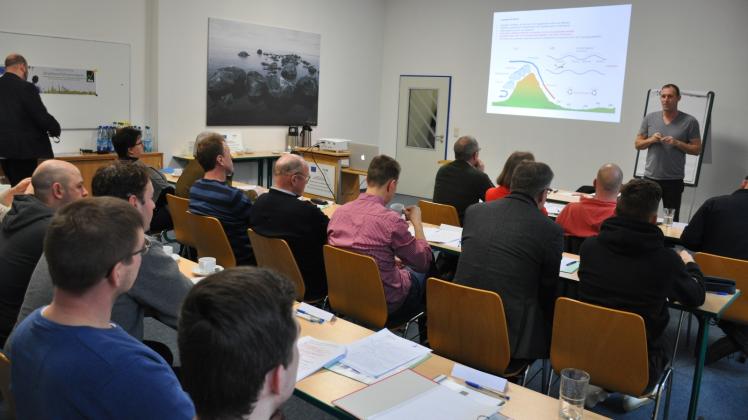 Erster Drohnen-Kurs in Neustadt-Glewe: Peter Selig (vorne) vermittelt unter anderem Kenntnisse in Meteorologie.