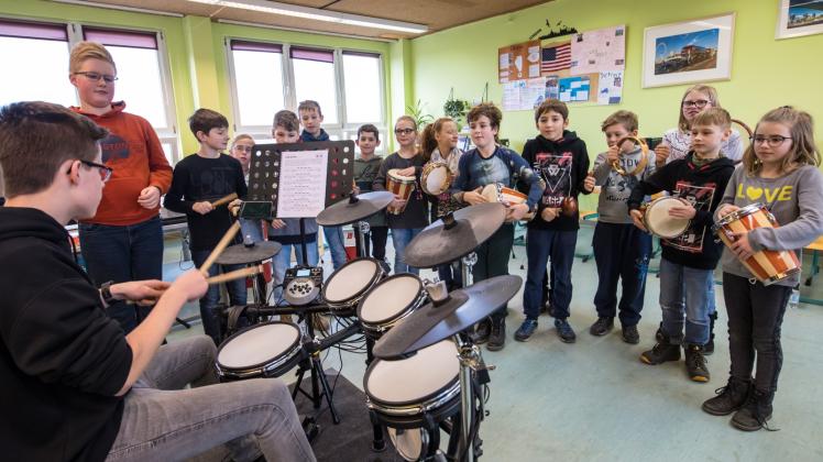 Der erst 16-jährige Torben Bodtke (links) sorgte beim Projekttag mit der Grundschule für laute und rockige Klänge im Schulhaus der Dr.-Friedrich-Chrysander-Schule in Vellahn. 