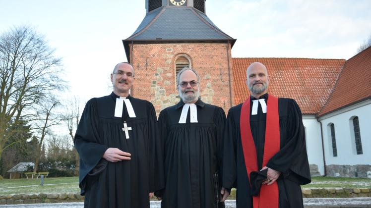 Vor der Kirche St. Georg: Propst Matthias Krüger, Pastor Jan Kempermann und Pastor Ulrich Rnack (von links).