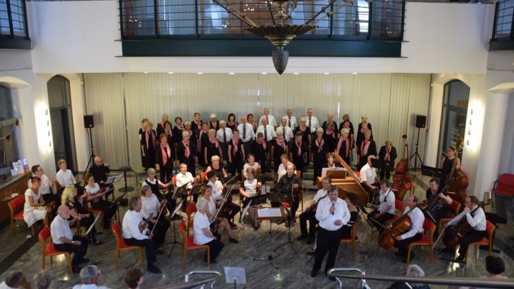 Auch in diesem Jahr wieder gemeinsam in der Kreisstadt zu erleben: Händelchor und collegium musicum unter der Leitung von Wolfgang Friedrich (Vordergrund am Mikro)