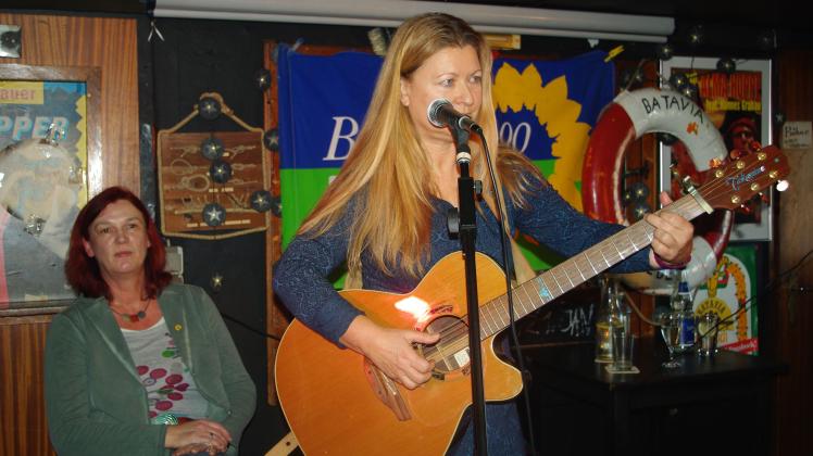 Sorgte für schöne handgemachte Musik auf der Batavia: Sängerin Katja  Kaye (rechts). Neben ihr Petra Kärgel, Vize-Fraktionschefin in Wedel. 
