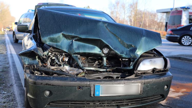 Unfall vor Rostocker Fruchthof: Frau (38) fährt mit BMW in Heck von Opel - 1 Verletzte und BMW schrott