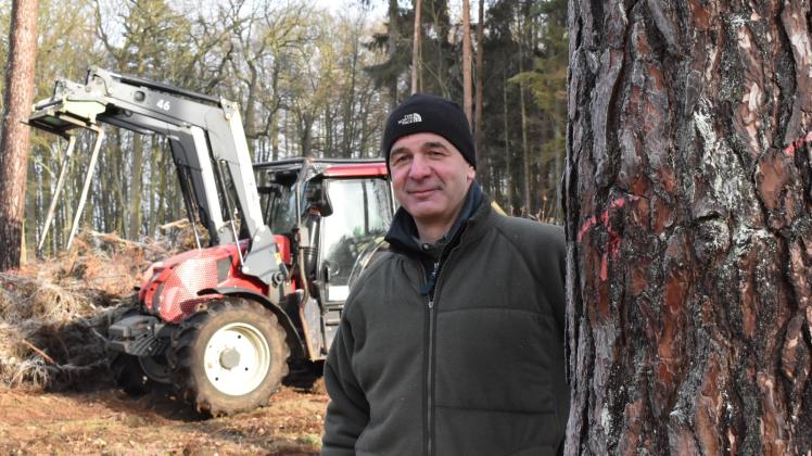 Hat stets einen Blick auf die Arbeiten im Wald: Gädebehns Forstamtsleiter Ingo Nadler. 