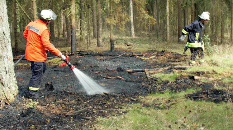 Kleiner Waldbrand zwischen Klein Pritz und Schlowe. Es gab im vergangenen Jahr aber auch Großbrände, zu denen die Feuerwehren aus dem ganzen Landkreis Ludwigslust-Parchim zusammengezogen wurden. 