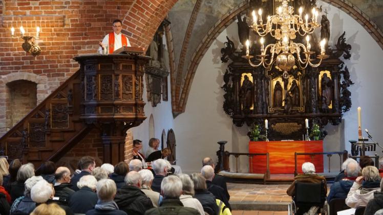 Mit rund 300 Besuchern war die St.-Nicolai-Kirche am Sonntag bei der Einführung von Pastor Michael Jordan sehr gut besucht. 