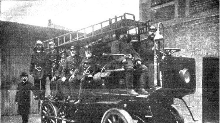 Einsatzbereit: Auf dem alten Fahrzeug waren die Brandbekämpfer im Jahr 1905 allerdings noch nicht ganz so schnell wie heute.