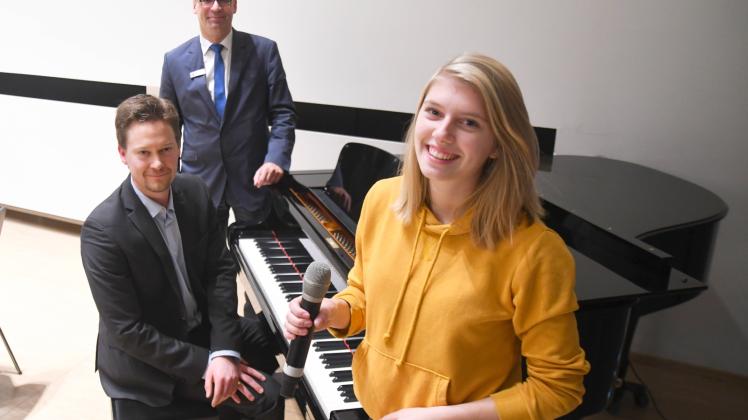 Bereit für den Aktionstag: Popsängerin Nathalie Becker, Oliver Ruddigkeit (Sparkasse Holstein, hinten) und Marian Henze.
