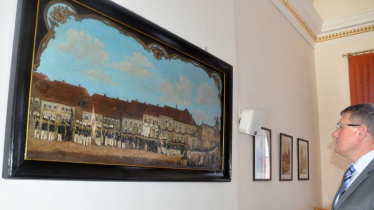Bilder aus dem Heimatmuseum hängen im Rathaussaal. Bürgermeister Armin Taubenheim will aber auch die Gemälde von früher zurück. 
