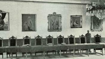 Sternbergs Ratssaal als Ort für Landtagssitzungen: Auf diesem rund 100 Jahre alten Foto von Pastor Bard sind einige der alten Gemälde zu sehen. 