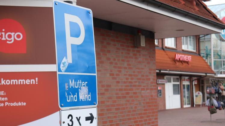 Eine gute, aber rechtlich uneindeutige Maßnahme: Vor dem EKZ-Lübz stehen drei Frauenparkplätze zur Verfügung.