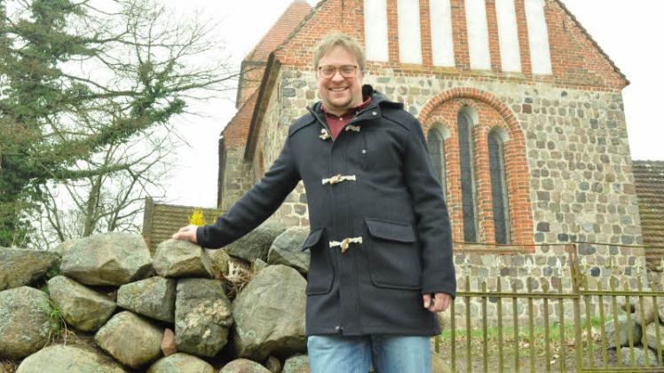 Darf sich über Finanzspritze zur Sanierung der Fassade der Lohmener Kirche freuen: Pastor Jonas Görlich.  
