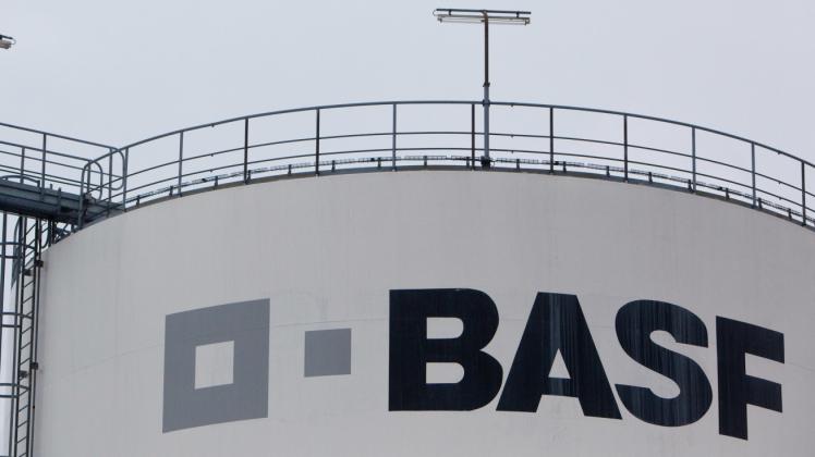 Ein Mitarbeiter der BASF Schwarzheide GmbH geht über eine Brücke zu einem Tanklager. 