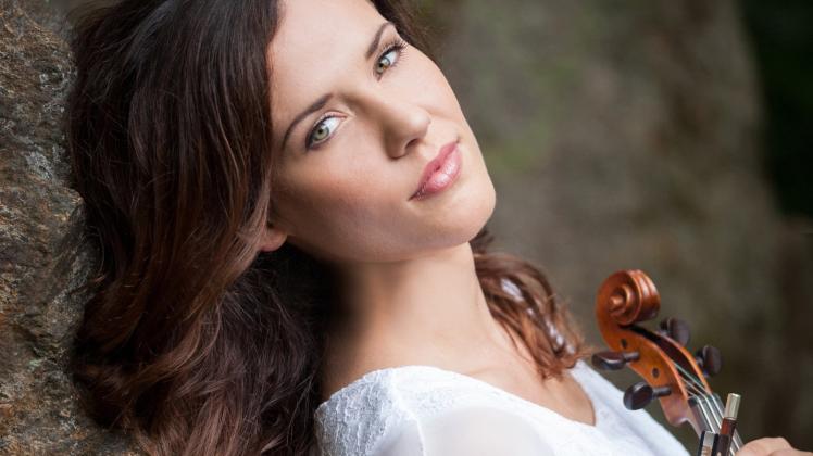 Franziska Wiese war oft mit Florian Silbereisen in Fernsehshows. Sie ist als barfüßige Violinistin in weißen Kleidern bekannt. 