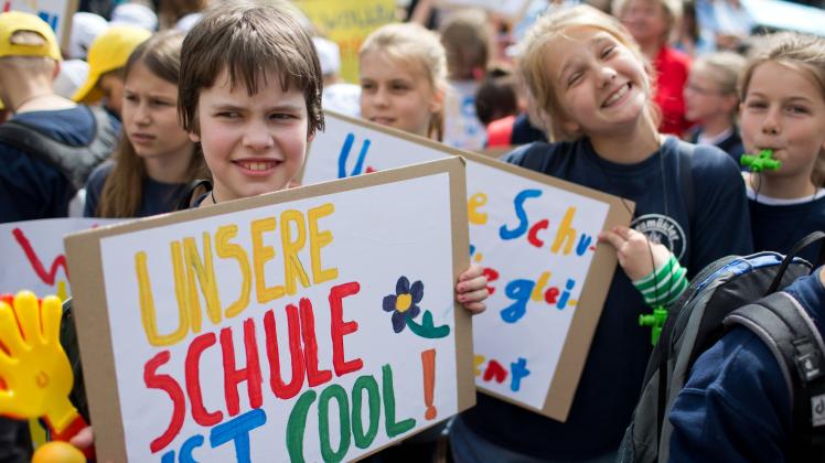 Mehrere Tausend Schüler und Lehrer freier Schulen in Mecklenburg-Vorpommern demonstrierten 2014 in Schwerin gegen Mittelkürzungen.