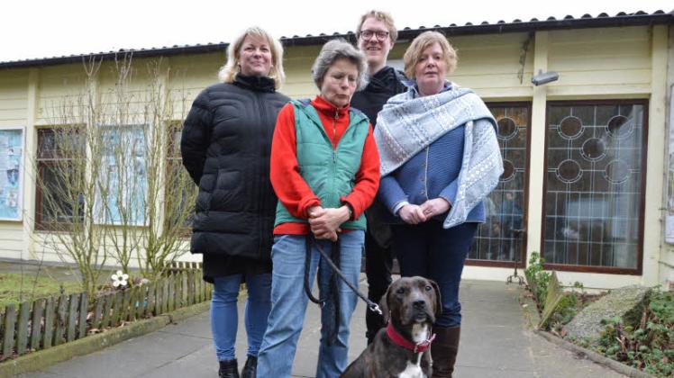 Lasse Petersdotter und Marlies Fritzen (MDL, Grüne) besuchten mit Stadtvertreterin Annette Granzin (Grüne) das Tierheim. Barbara Mohr stellt Boxer-Labrador Nougat und anderen Tiere vor.