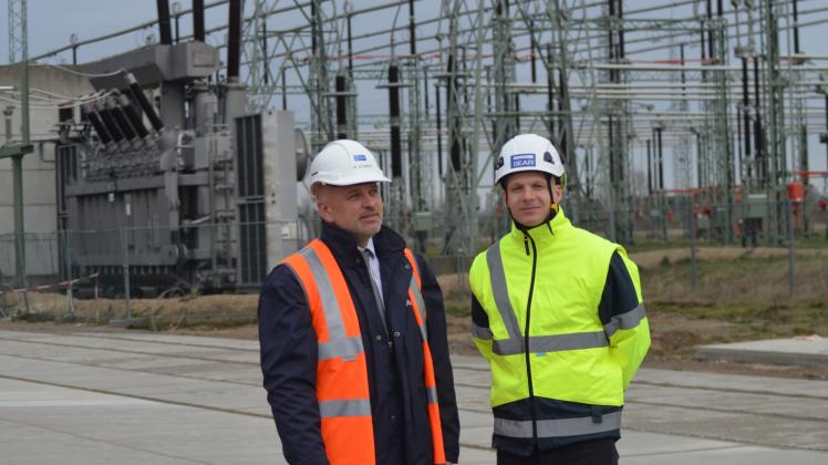 Das ist noch eine der alten 380-kV-Schaltanlagen im Güstrower Umspannwerk, vor denen Michael Schmidt (l.) und Martin Becker stehen. 