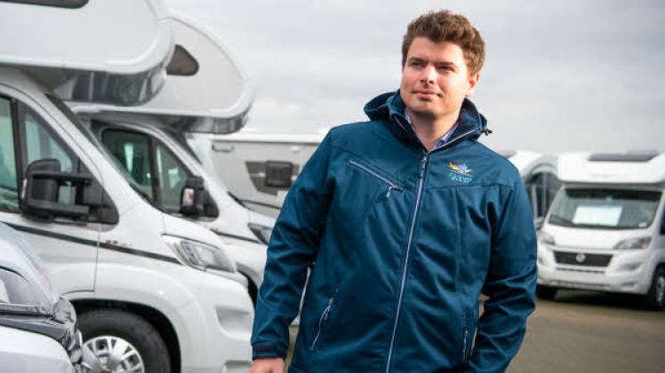 Manuel Wendt, 28 Jahre alt, ist Teil der Geschäfts-führung von Caravan Wendt. Seit 1990 hat die Firma ihren Sitz in Kremmin und ist im Norden Deutschlands einer der größten Caravan-Händler. 