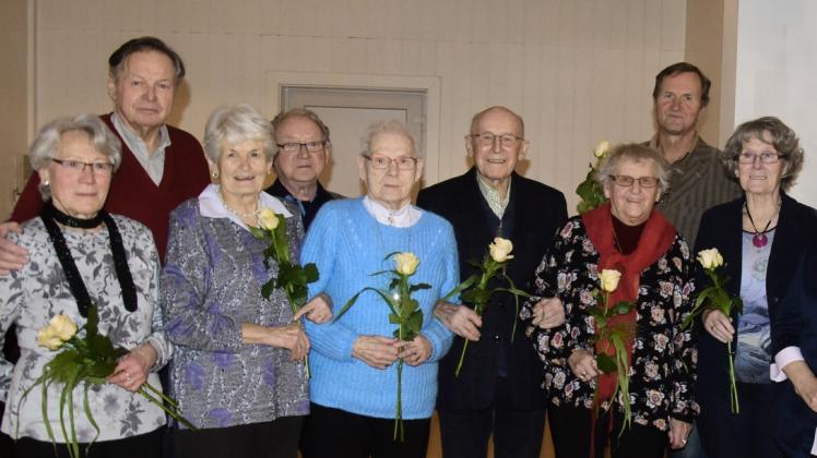 Ehre, wem Ehre gebührt: Vorsitzende Christel Wandschneider (2.v.r.) bedankte sich bei den Gründungsmitgliedern des Trammer Seniorenvereins mit Blumen.  
