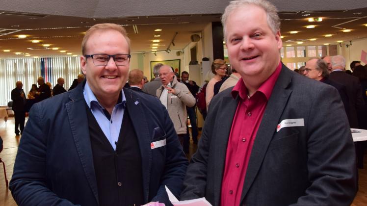 Der Europakandidat Enrico Kreft (li.) und Kai Dolgner, SPD-Fraktionsvorsitzender im Kreistag