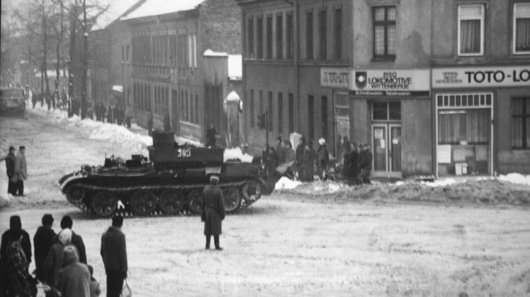 Ein sowjetischer Panzer knackt das Eis auf der Kreuzung Perleberger Straße/Karl-Marx-Straße.  
