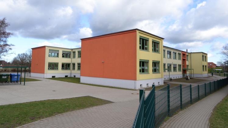 Das Flachdach der Schule Schlagsdorf muss saniert werden. Kosten: rund 250 000 Euro.