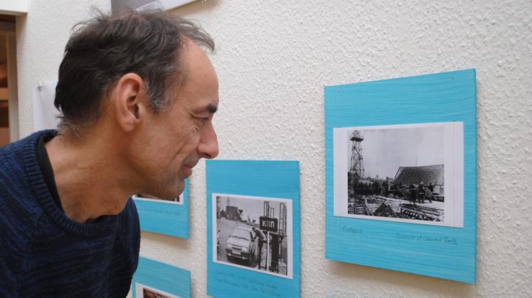 Monochrome Fotos auf blauem Grund: Das Sonderausstellung überzeugt auch Museumsleiter Andreas Wagner.