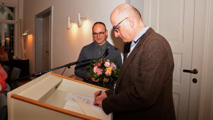 Ein neuer Name: Tischlermeister Volkmar Rossnagel trägt sich ins Ehrenbuch ein. 