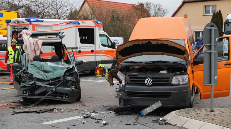 Schwerer Unfall mit vier Verletzten auf B 104 in Teterow: Fahrer eines Behinderten-Transportdienstes stößt mit Pkw zusammen: 3 Schwer- und 1 Leichtverletzter