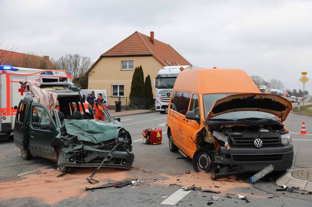 Schwerer Unfall mit vier Verletzten auf B 104 in Teterow: Fahrer eines Behinderten-Transportdienstes stößt mit Pkw zusammen: 3 Schwer- und 1 Leichtverletzter