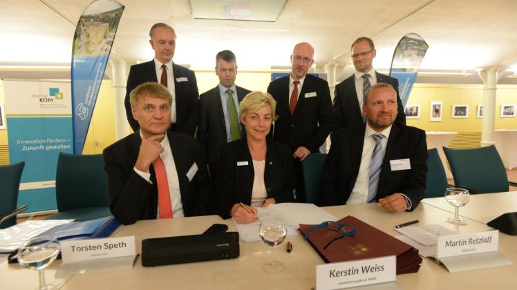 Besiegelten den Vertrag zum Breitband-Ausbau: Landrätin Kerstin Weiss sowie die Wemacom-Geschäftsführer Torsten Speth (l.) und Martin Retzlaff (r.). 