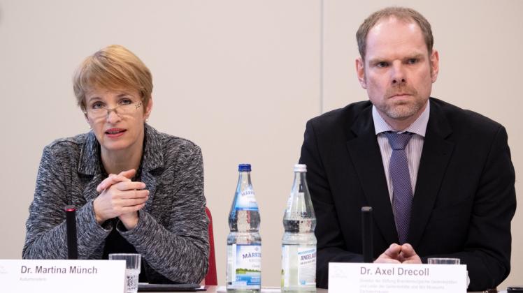 Kulturministerin Martina Münch (SPD) und der Direktor der Gedenkstättenstiftung Axel Drecoll.