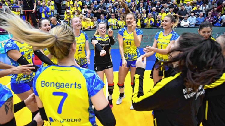 Die Volleyballerinnen des deutschen Meisters SSC Palmberg Schwerin bleiben in der Bundesliga in der Erfolgsspur. Das Team feiert mit einem  3:1 über Pokalsieger Dresdner SC den sechsten Punktspielsieg des Jahres und hält Anschluss zum ungeschlagenen Tabellenführer MTV Stuttgart.