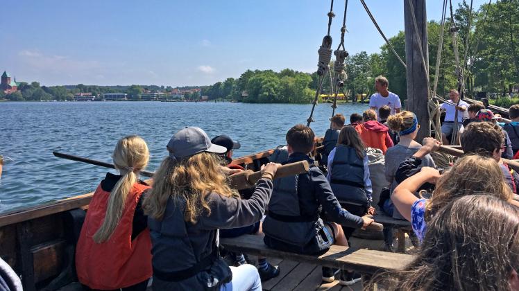Mit einem nachgebauten Wikingerschiff gehen die jungen Leute auf Abenteuertour. 