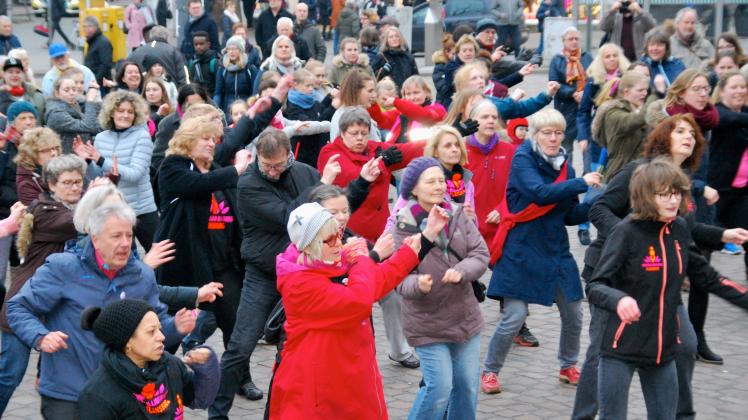 Frauen und Männer aller Altersstufen versammelten sich auf dem Südermarkt, um sich gemeinsam zu erheben und tänzerisch gegen Gewalt zu protestieren.
