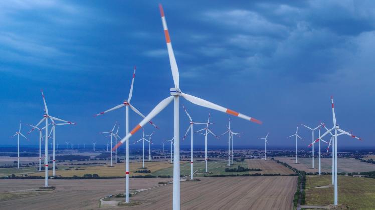 Lukrativ und umstritten: Windkrafträder, die künftig auch bei Gadebusch Ökostrom produzieren sollten. 