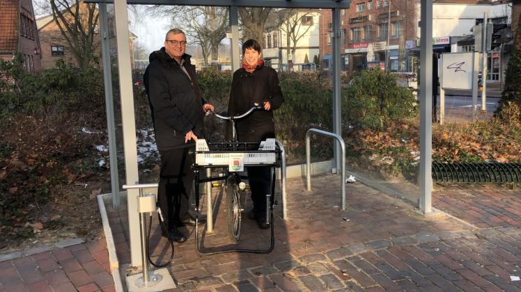 Trittaus Bürgermeister Oliver Mesch und Klimaschutzmanagerin Berit Ostrander unter einer der neuen Fahrradüberdachungen.