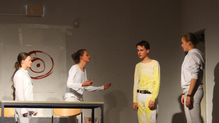 Freya Wirschky (von links), Janne Wabitsch, Luke Wabitsch und Lina Neumann zeigen in der Rolle von Schülern der Schülerschule, wie der „gemobbte Gerry“ langsam zum Attentäter mutiert. 