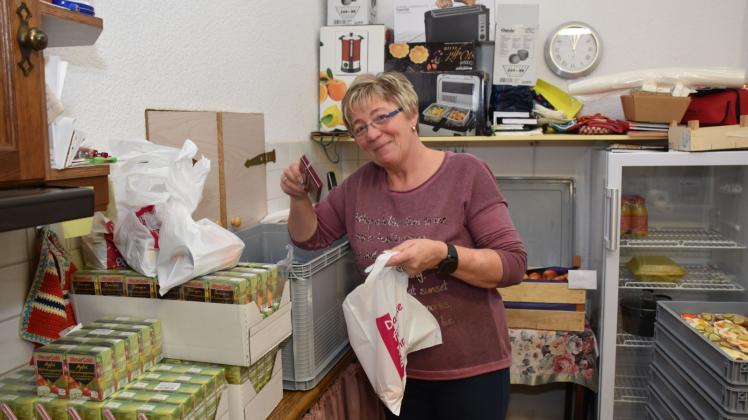 Packt Tüten für Blutspender: Das ist nur eine der vielen Aufgaben, die Annegret Noberat in Schwaan erledigt. Sie kümmert sich montags bis freitags um alles, damit sich die Gäste der DRK-Einrichtung wohlfühlen. 