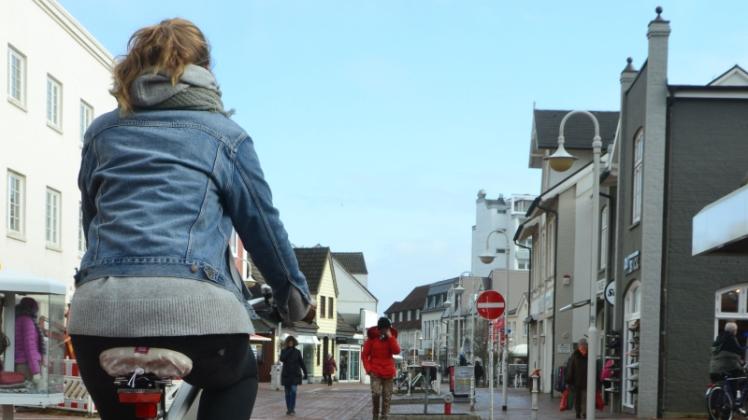 In der Strandstraße ist Fahrradfahren künftig während der Lieferzeiten erlaubt. Die entsprechenden Schilder hat Bürgermeister Nikolas Häckel bereits in Auftrag gegeben. 