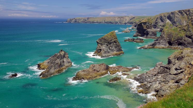 Wie in der Karibik – im Norden Cornwalls schimmert das Wasser am Felsen in Türkis