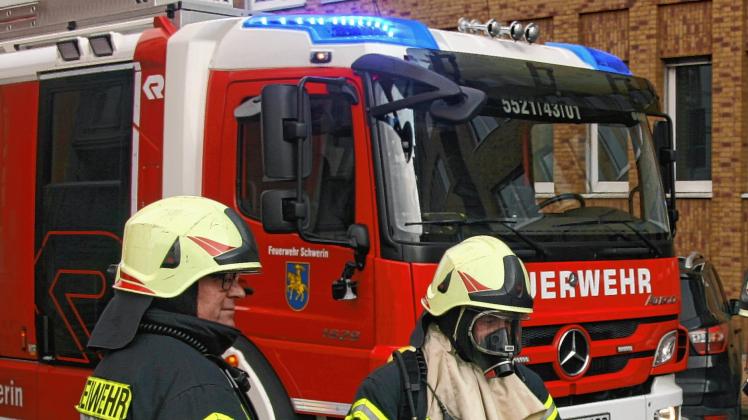 Mit Atemschutzmasken musste die Feuerwehr ins Stadthaus.